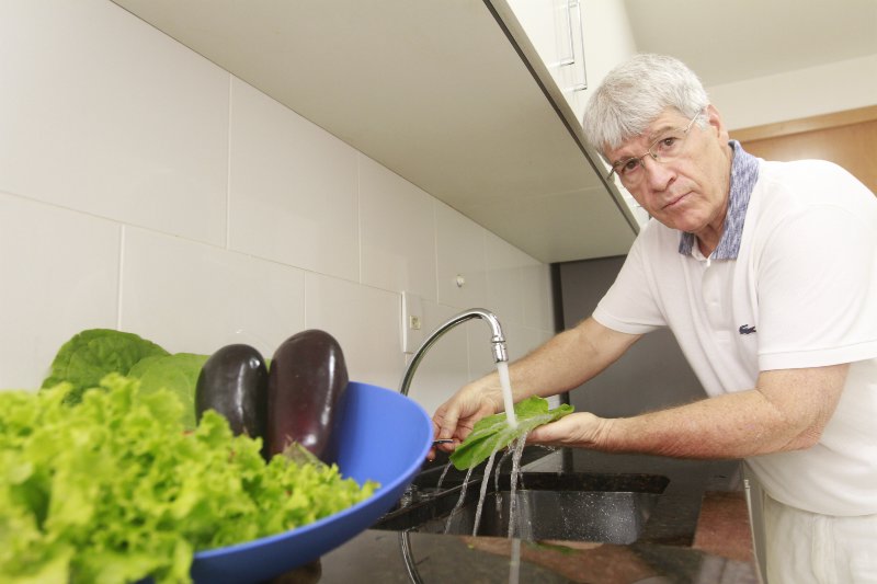 O gastroenterologista João Evangelista alerta para os cuidados com a higiene das mãos e dos alimentos. Foto: Rodrigo Gavini