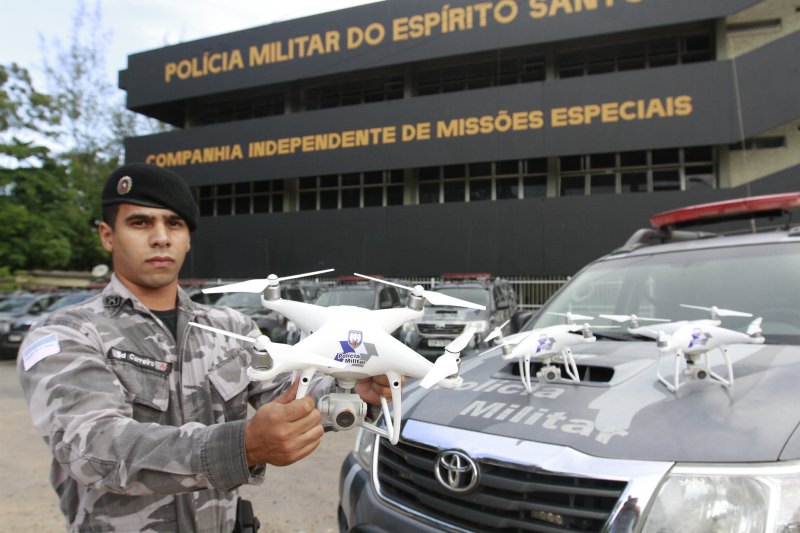 Soldado Patrick Carreiro mostra os drones que serão usados nas divisas do Estado no plano de contingência. Foto: Beto Morais
