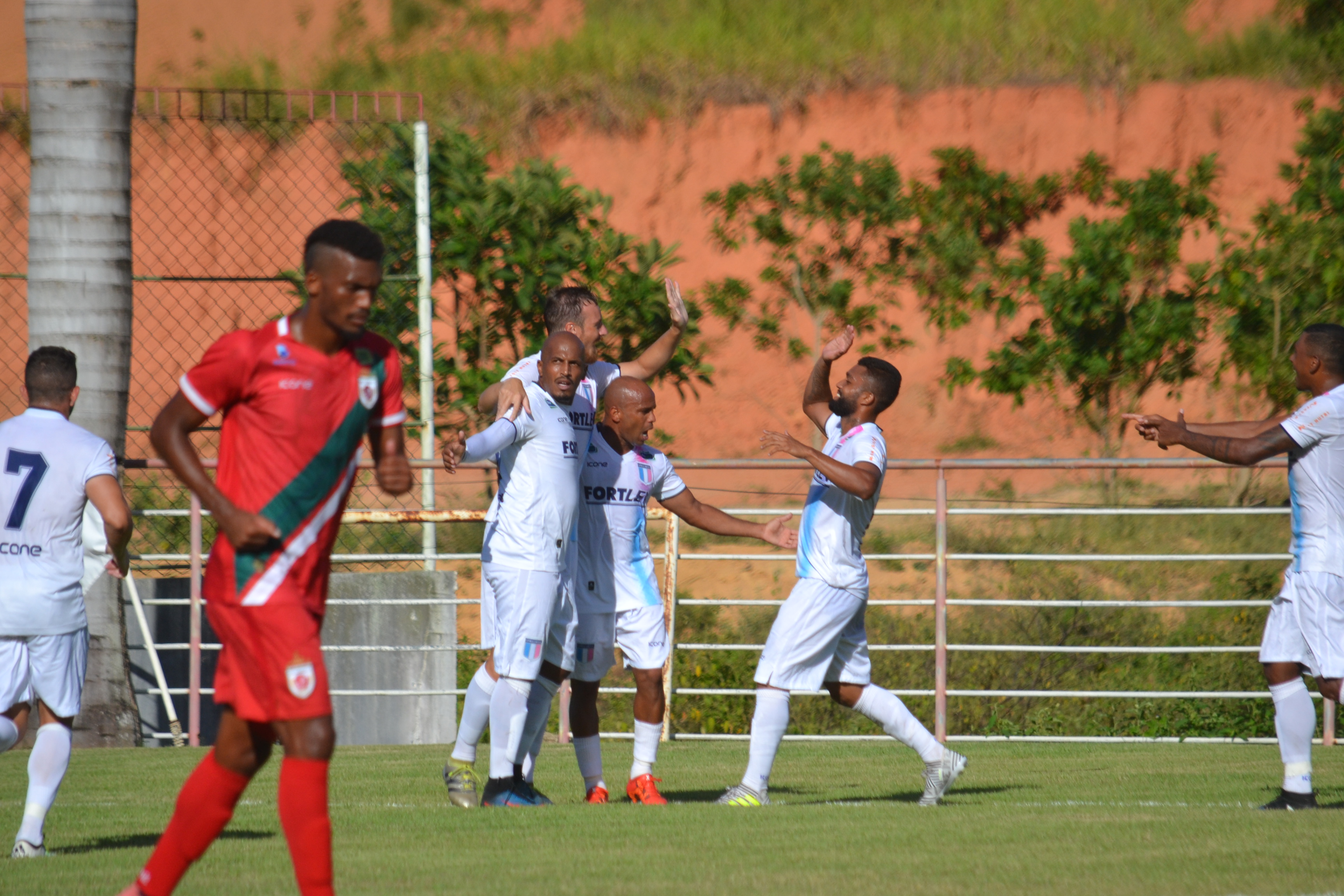 Jogadores comemoram gol contra o Real Noroeste na segunda rodada. Foto: João Brito/ESFC