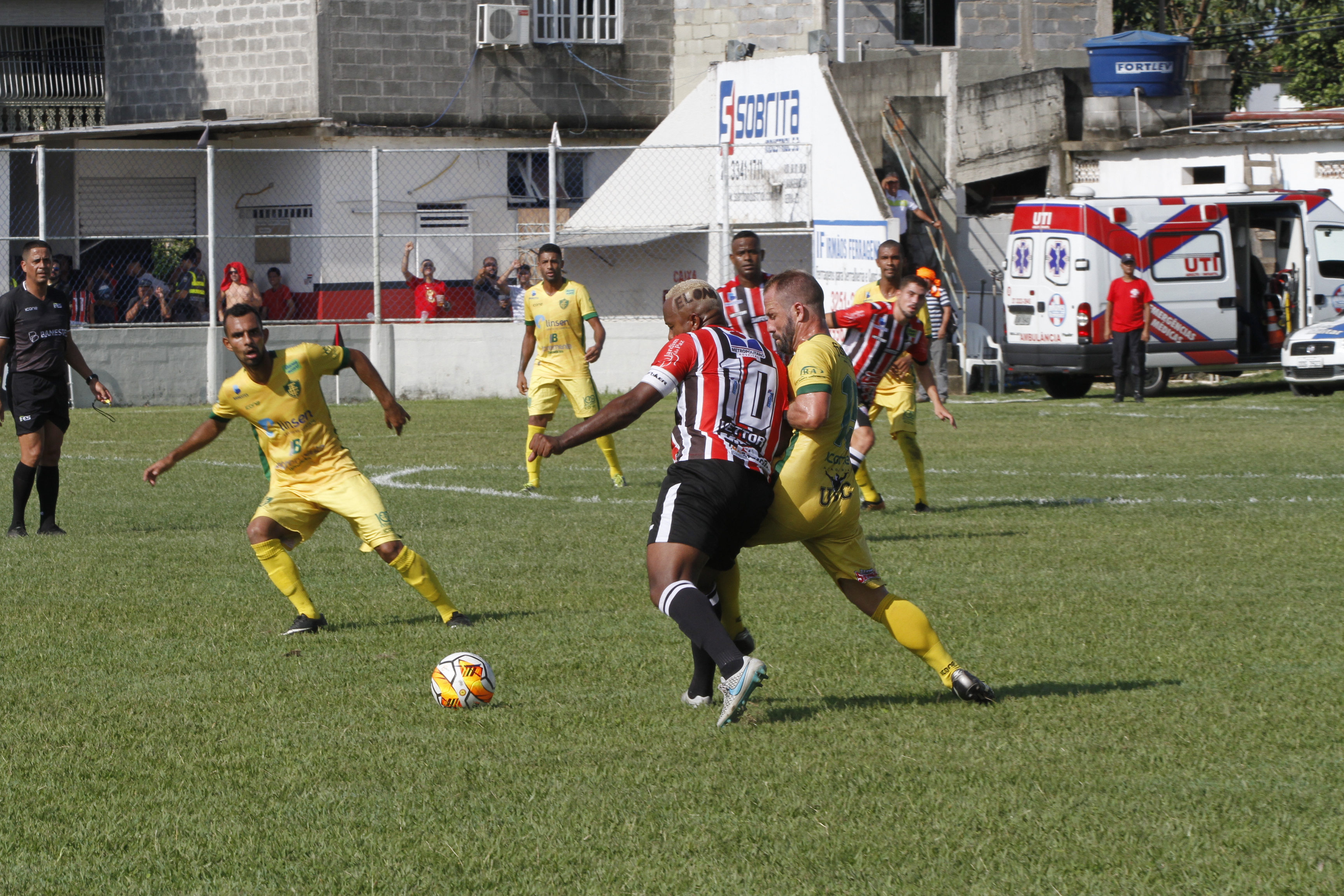 Emílio, com a camisa 10 e a braçadeira de capitão, cercado pela marcação. Foto: Leone Iglesias/AT