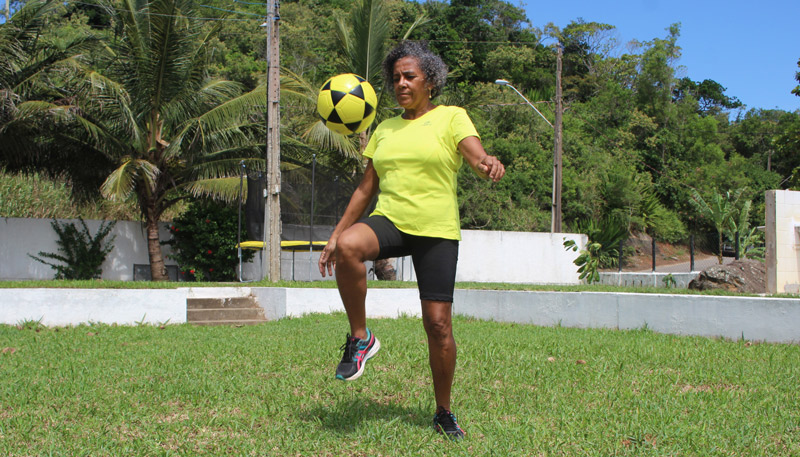 A cozinheira Maria Nilda Pereira Passos, aos 54 anos, mostra as suas habilidades com a bola. Foto: Roberta Bourguignon