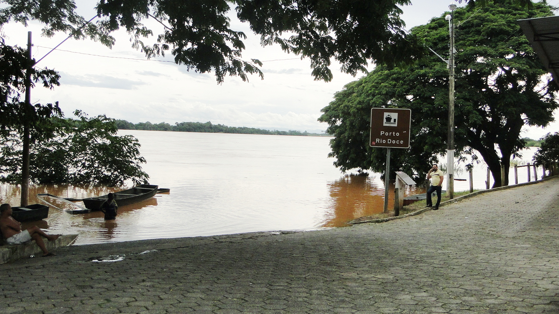 Ontem, o nível do Rio Doce estava acima da conta de inundação no cais do Porto, em Linhares. Foto/ Wilton Junior