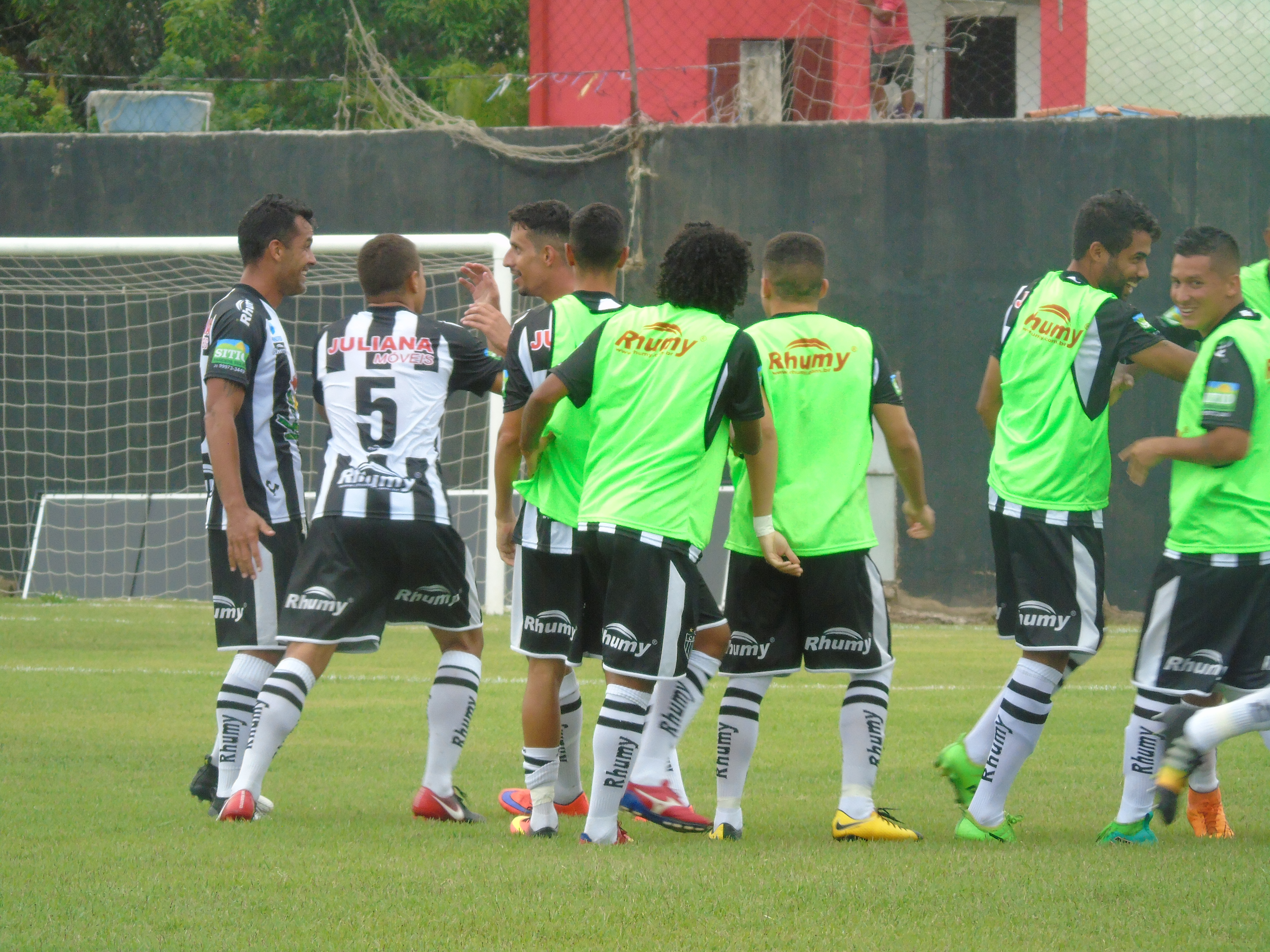 Eraldo e Zizu, entre o volante Vitor (camisa 5), comemoram o primeiro gol do Atlético/ES contra o Brasiliense. Foto: Wildson Lesqueves/Atlético/ES
