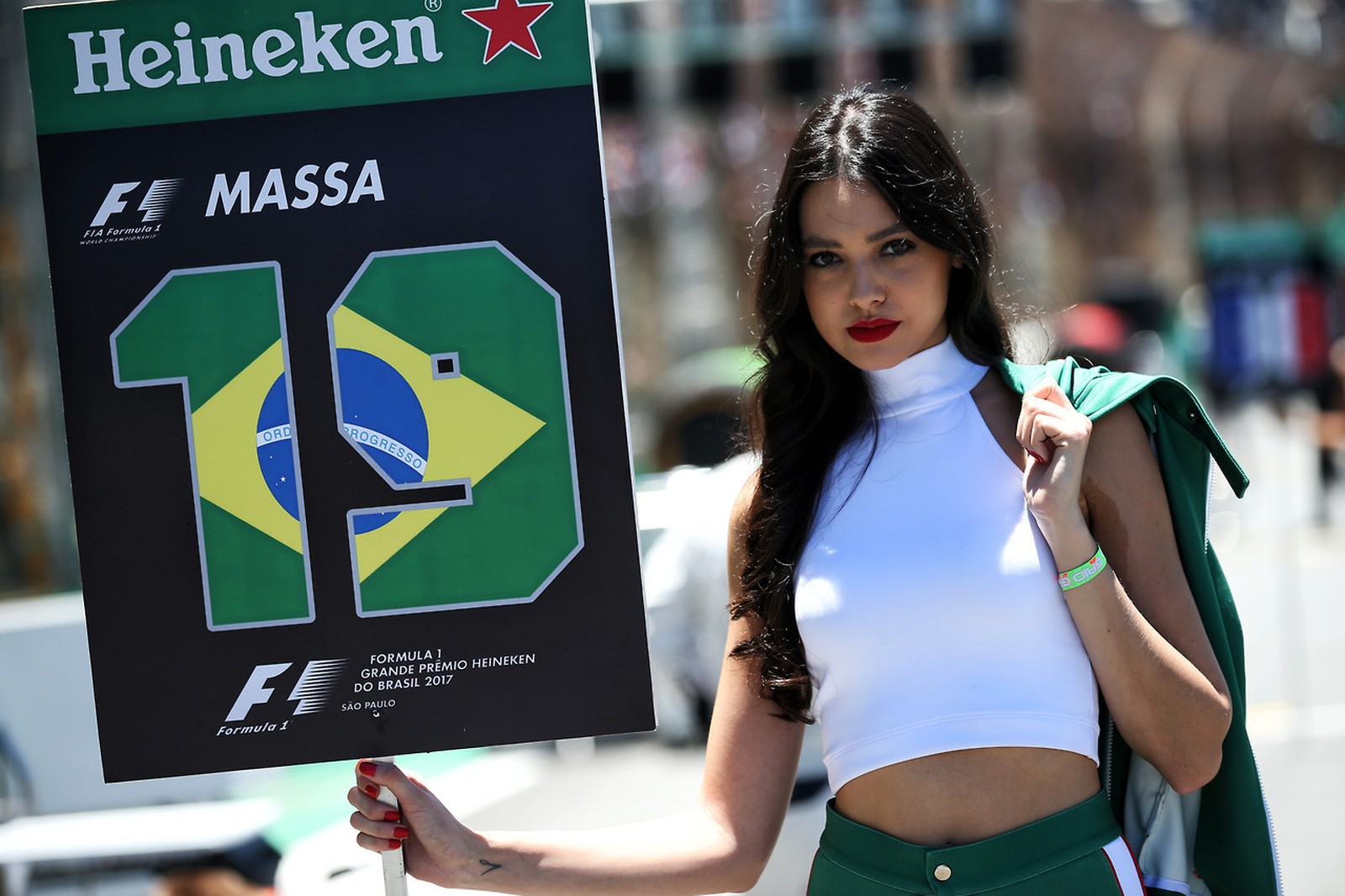 Durante a semana, a F1 divulgou uma nota afirmando que não permitiria modelos circulando nos paddocks. Foto: Divulgação.