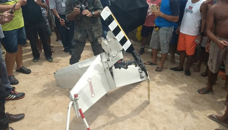 Parte da aeronave chamou a atenção de banhistas em praia de Recife. Foto: Divulgação