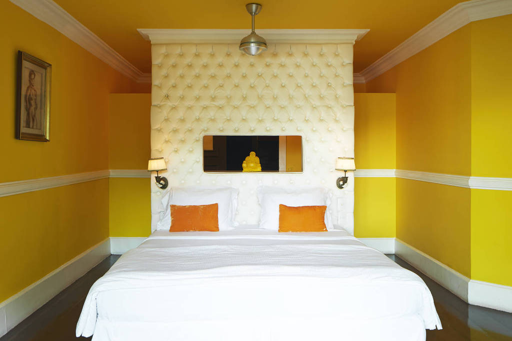 Quarto com parede acolchoada no La Suite by Dussol, no Rio; hotel está na publicação. Foto: Reprodução.
