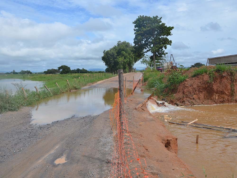 As pontes foram interditadas devido as constantes chuvas que caem no município e nas cabeceiras do Rio Itapemirim