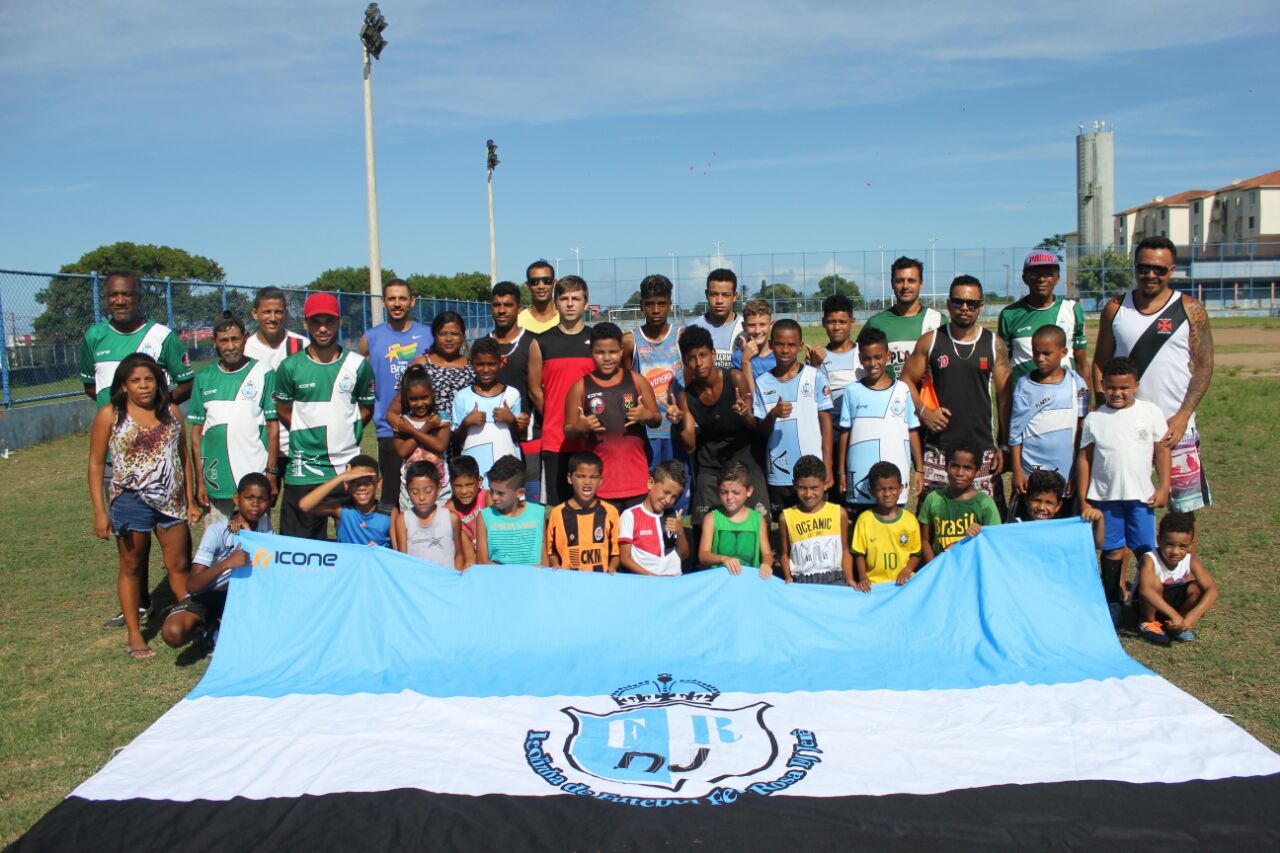 Alunos, pais e funcionários da Escolinha do Jerê. Foto: Fabíola Machado/Divulgação