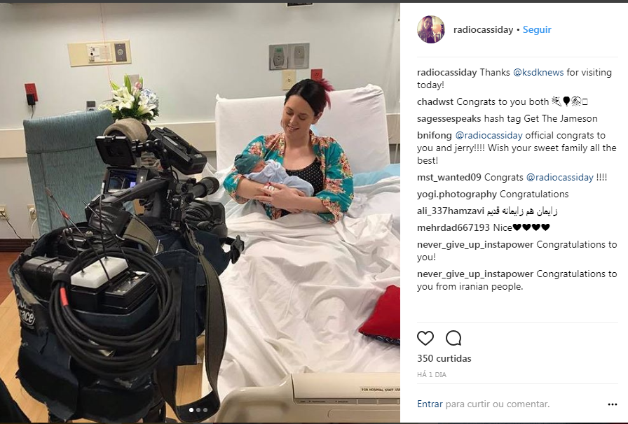 Na imagem Cassiday Proctor no quarto do hospital juntamente com seu bebê e os equipamentos utilizados na transmissão. Foto/ Divulgação Twitter.