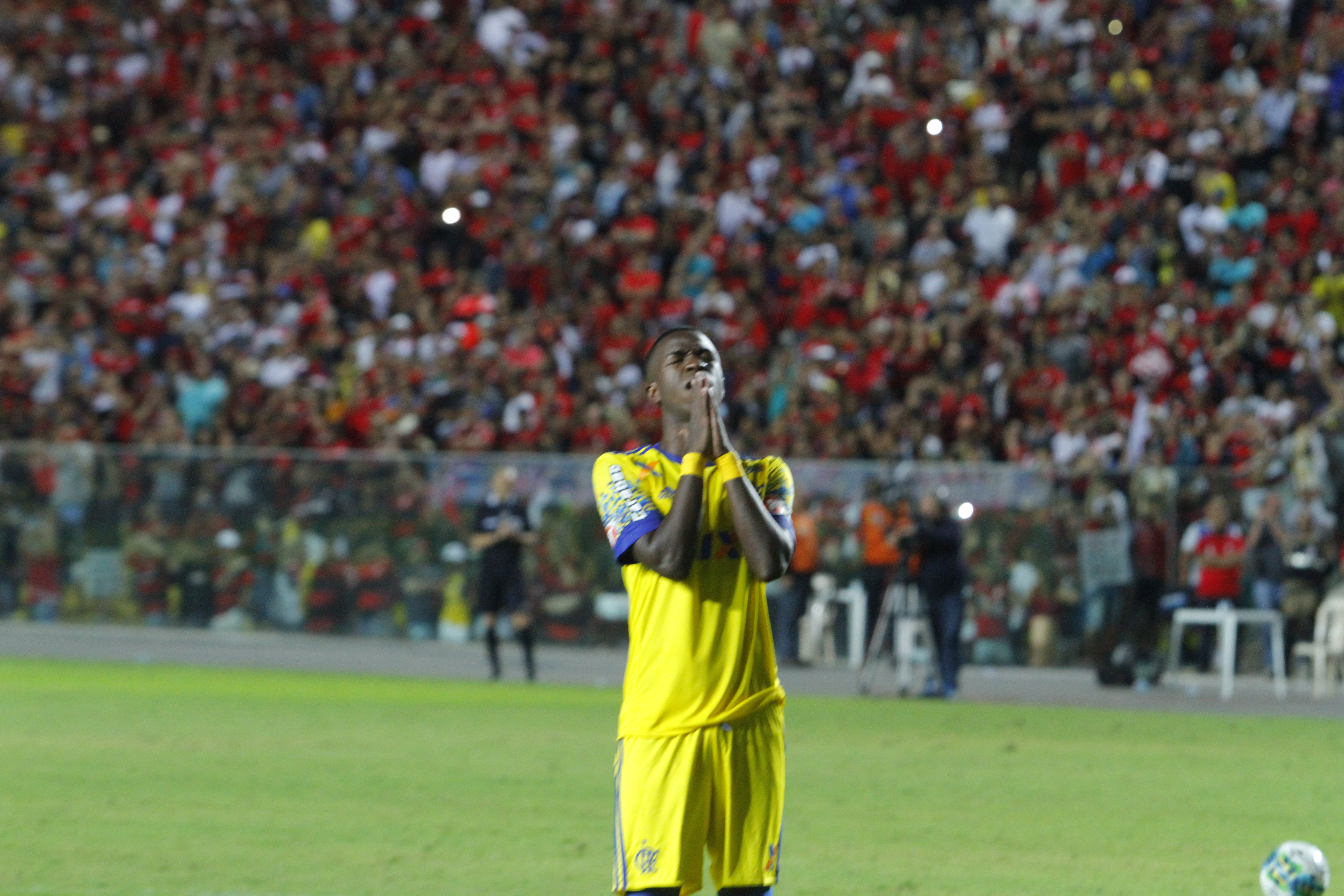 Vinícius Júnior perdeu pênalti contra o Paraná, pela Primeira Liga, no Kleber Andrade. Foto: Thiago Coutinho/AT