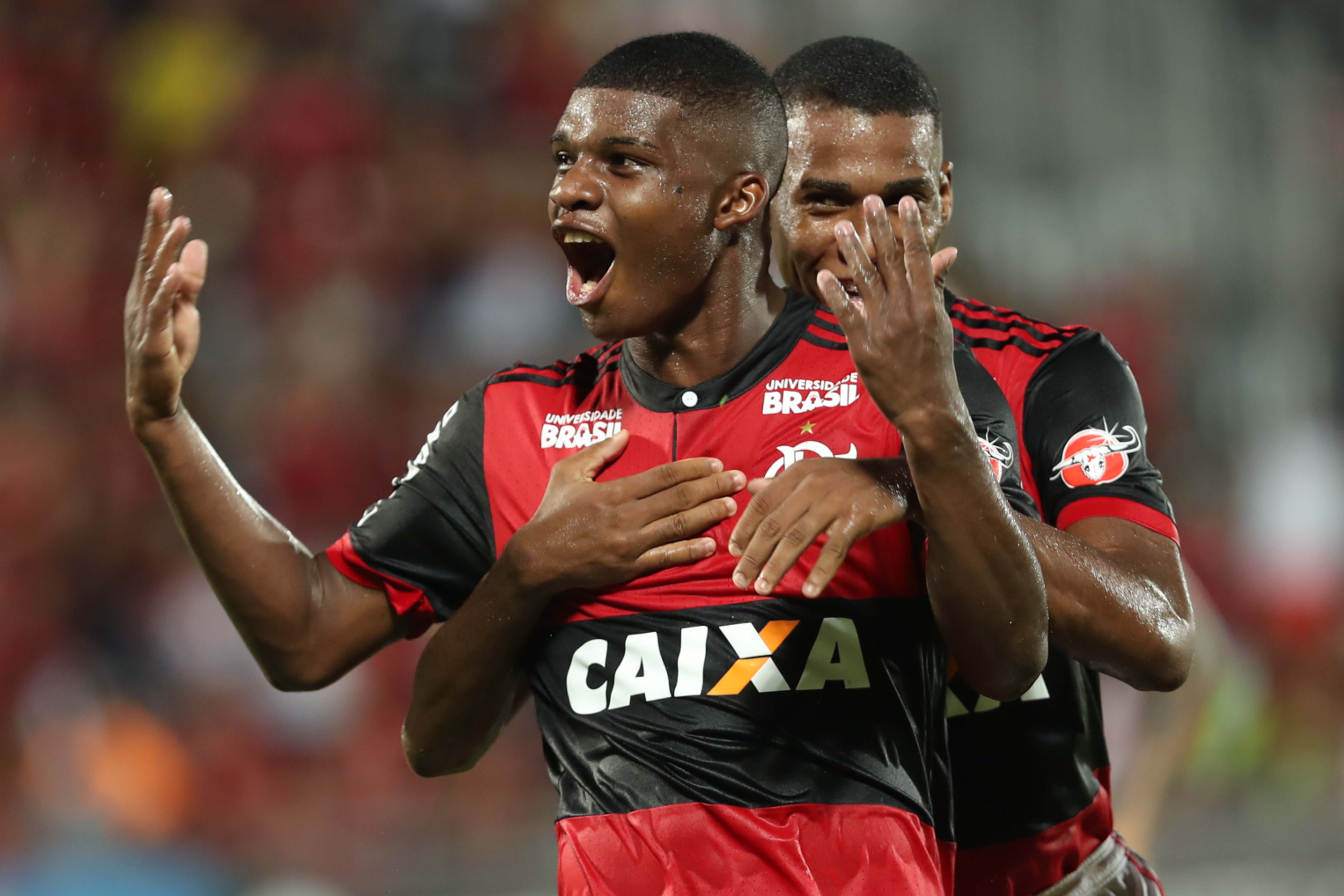 Lincoln comemora seu primeiro gol como profissional do Flamengo, contra o Bangu, na Taça Guanabara. Atrás dele, Jean Lucas. Foto: Gilvan de Souza/Flamengo