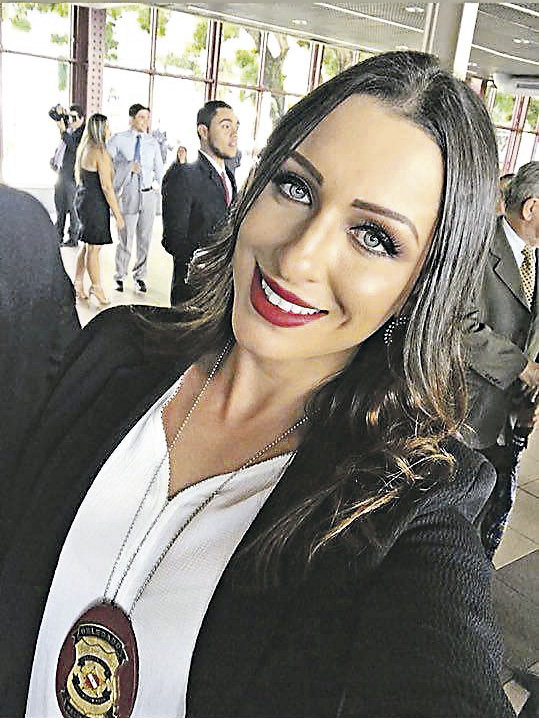 Luiza postou em seu Instagram foto com distintivo da Polícia Civil. Foto: Instagram