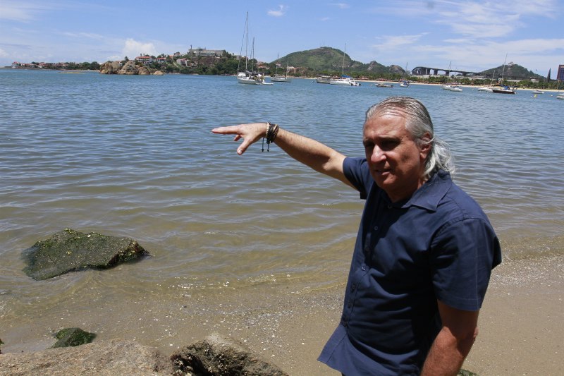O pesquisador Lupércio Barbosa disse que tubarões não têm hábito de atacar pessoas nas praias. Foto: Antonio Moreira/AT