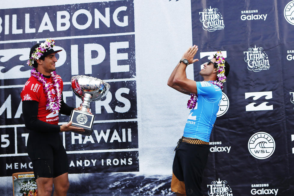 Gabriel Medina, campeão mundial em 2014, na entrega do troféu ao campeão de 2015, Adriano de Souza. Foto: Kirstin Scholtz/WSL