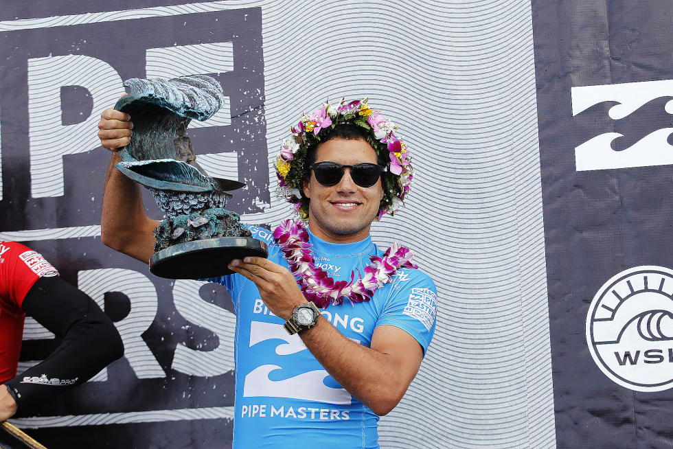 Adriano de Souza foi campeão mundial em 2015, quando venceu em Pipeline, no Havaí. Foto: Divulgação