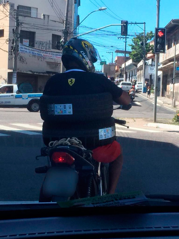 Motociclista foi flagrado por telespectador da TV Tribuna. Foto: WhatsApp