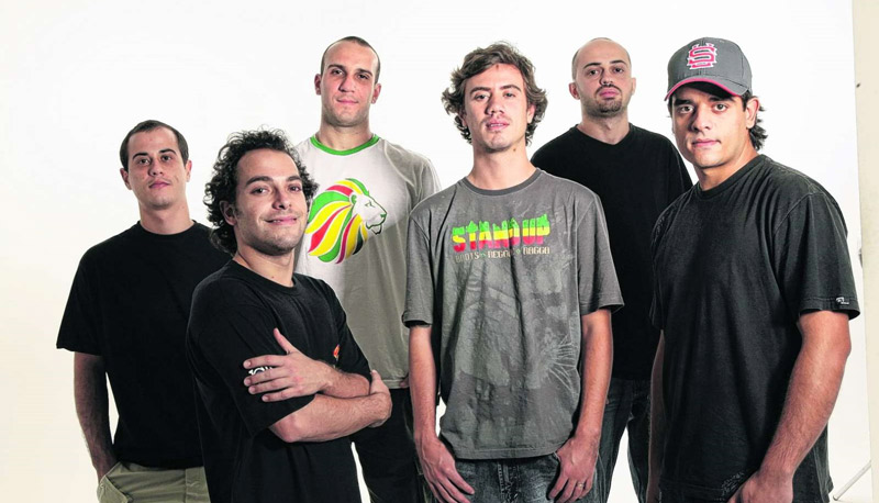 Planta e Raiz subirá ao palco para cantar faixas inéditas do novo disco, “Exército Delirante”. Foto: Divulgação