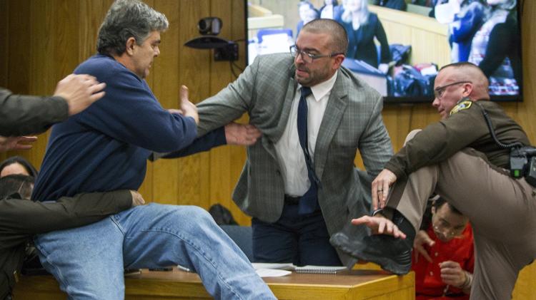 Randall Maragraves parte para cima do ex-médico Larry Nassar. Foto: AP