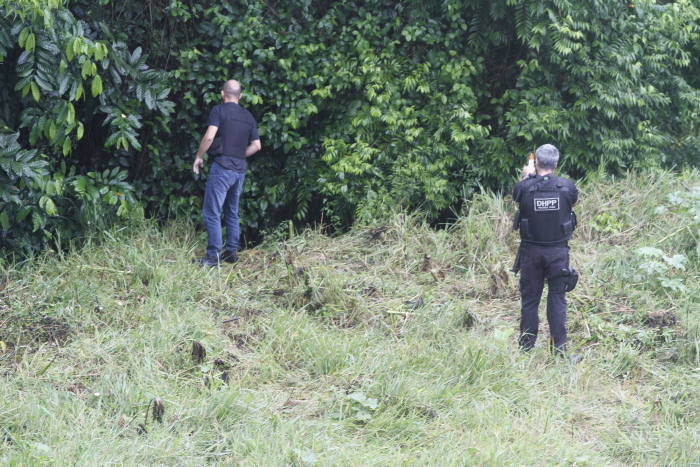 Próximo ao local onde Samatiel Ferreira de Souza, 19 anos, foi encontrado morto, a Policia Civil desce barranco para achar o corpo de Rodrigo Santana da Conceição, 20 anos. Foto: Leone Iglesias/AT