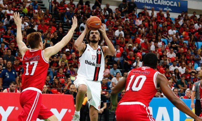 Anderson Varejão, do Flamengo, arrisca arremesso contra o Paulistano - Staff Images/Flamengo