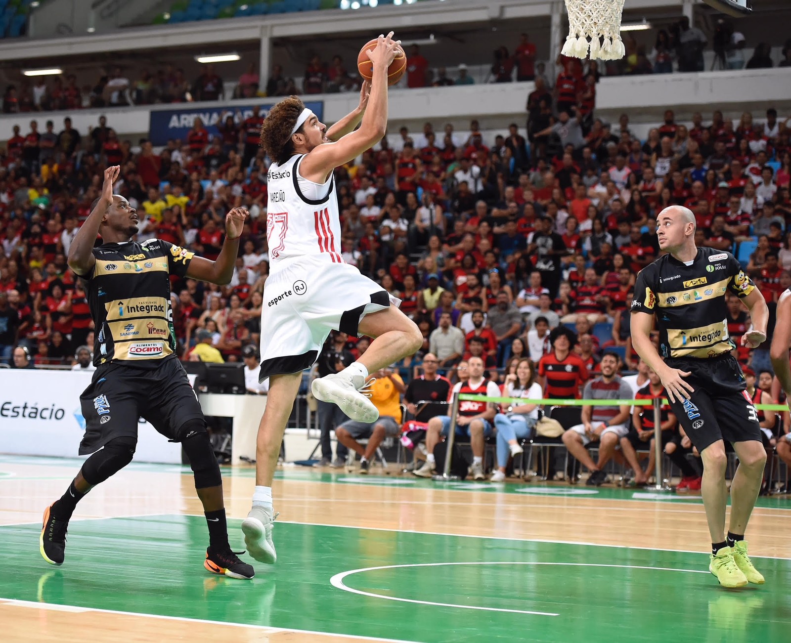 Anderson Varejão terminou a partida com quadro pontos. Foto: Divulgação.