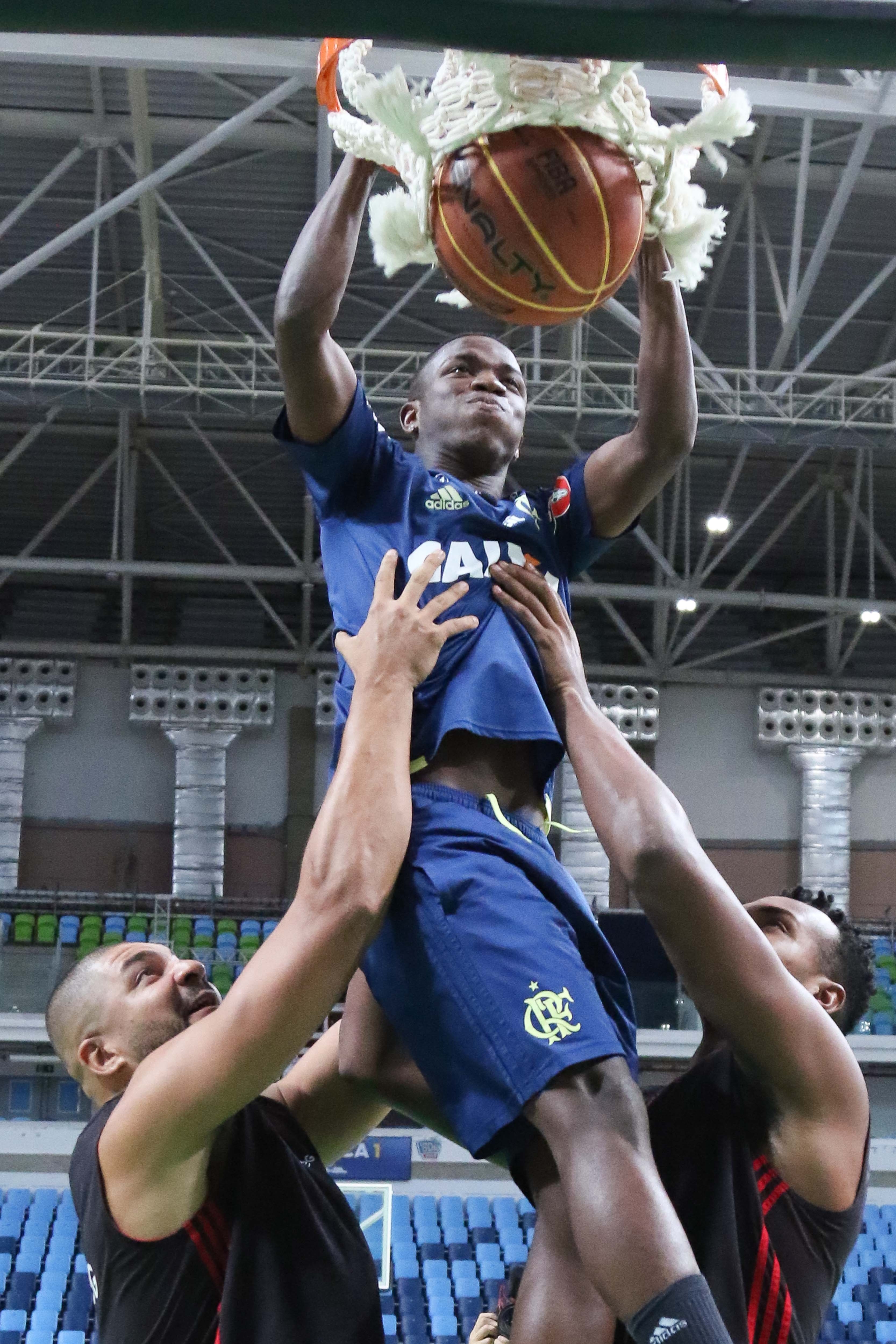 Vinicius Júnior dá "enterrada" com ajuda dos jogadores do basquete do Flamengo. Foto: Gilvan de Souza.