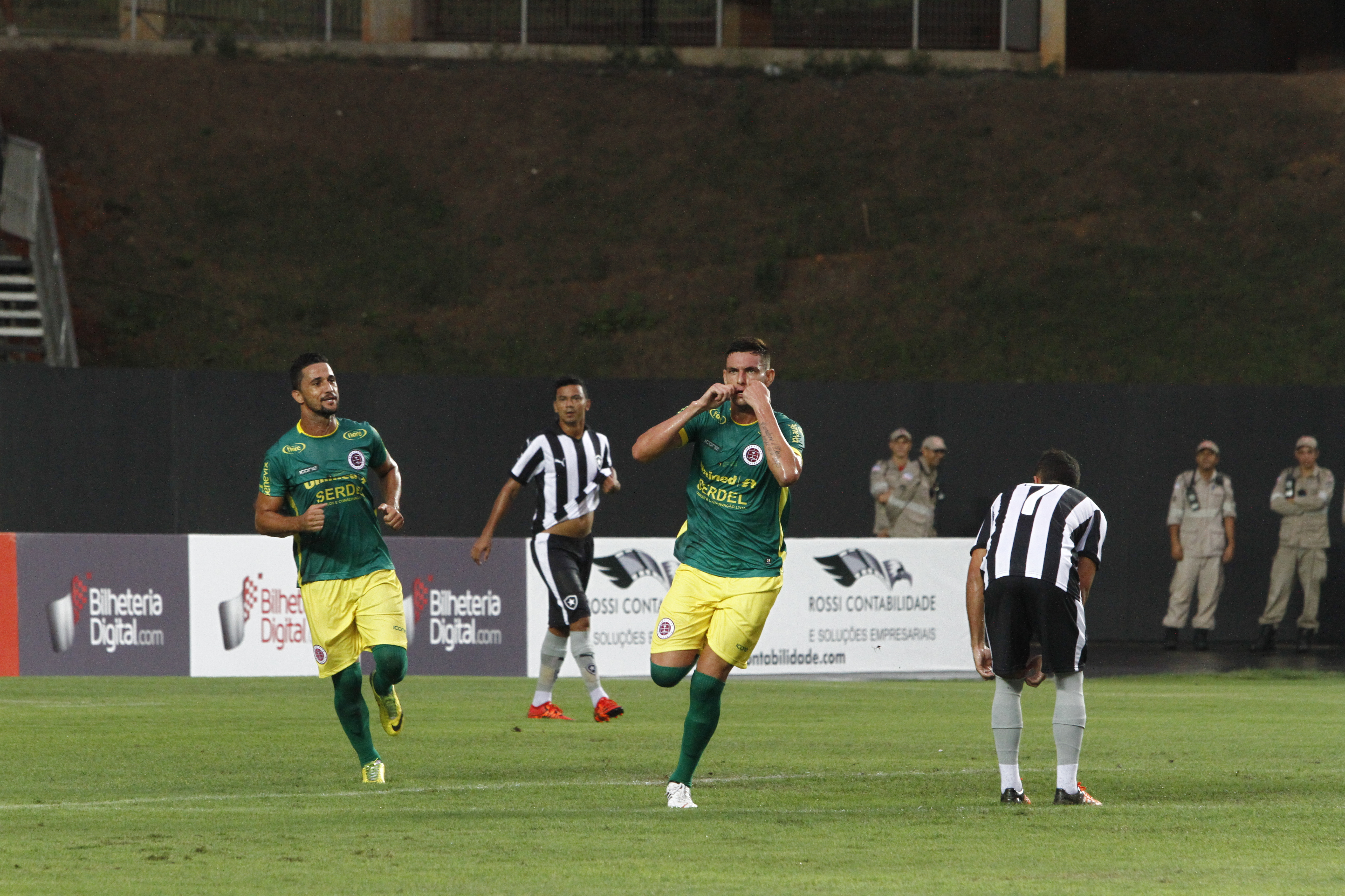 Zagueiro Willyan marcou os dois gols da vitória sobre o Fogão no Kleber Andrade. Foto: Leonardo Duarte