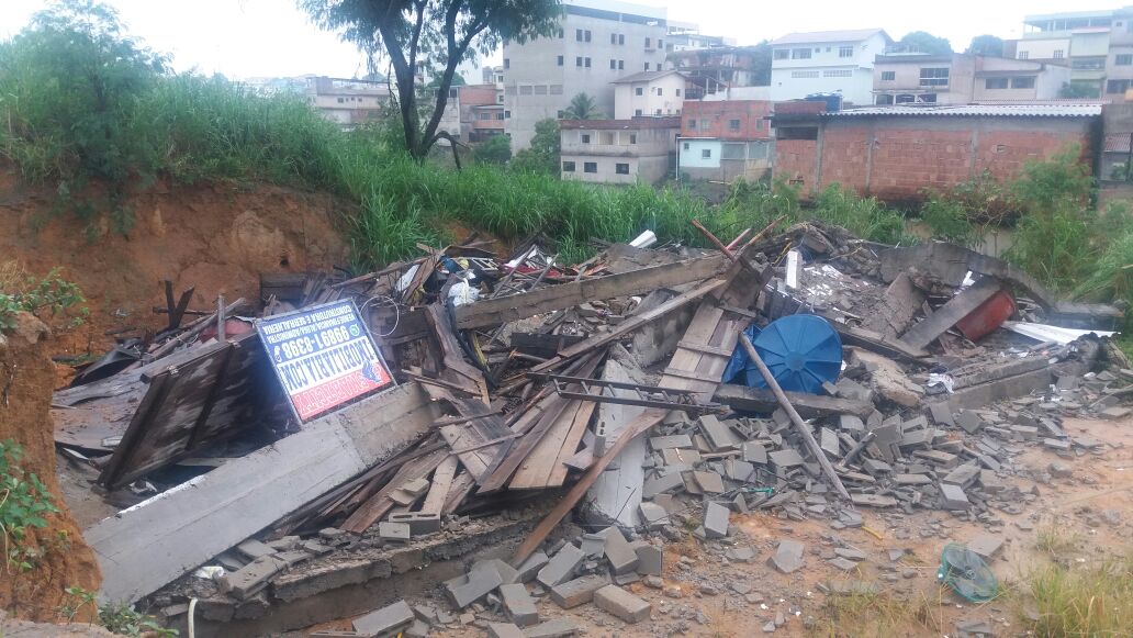 Uma vítima ficou soterrada nos escombros da casa foi socorrida pelos Bombeiros e depois encaminhada pelo Samu para um hospital do município. Foto: Rafael Gomes.