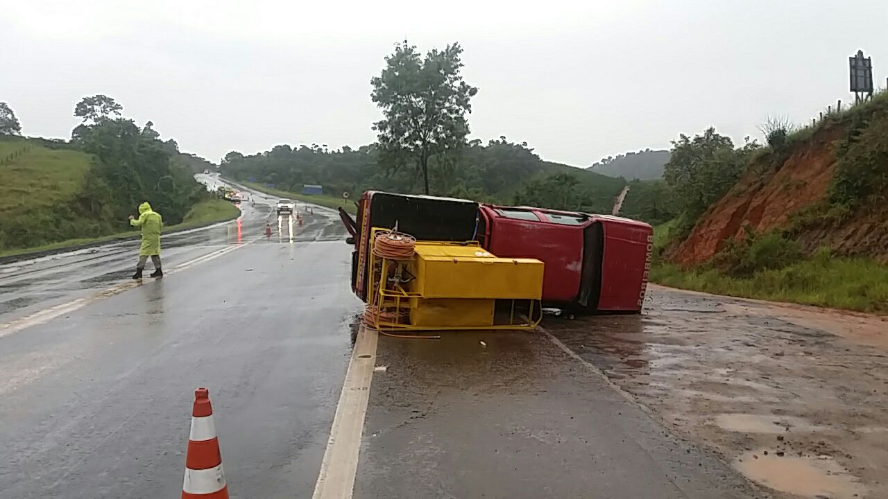 O carro do Corpo de Bombeiros ficou tombado na rodovia. Foto compartilhada via WhatsApp