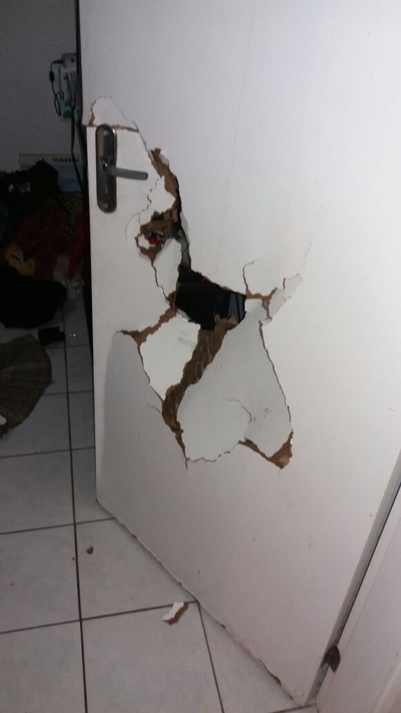 A porta do quarto foi arrombada pelos assassinos