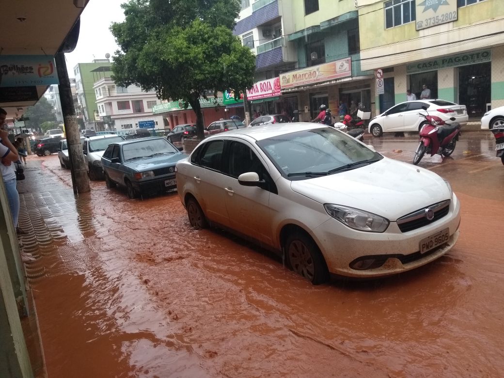 Chuva deixou rua totalmente alagada em Afonso Cláudio. Foto/ Ceneilson Meira