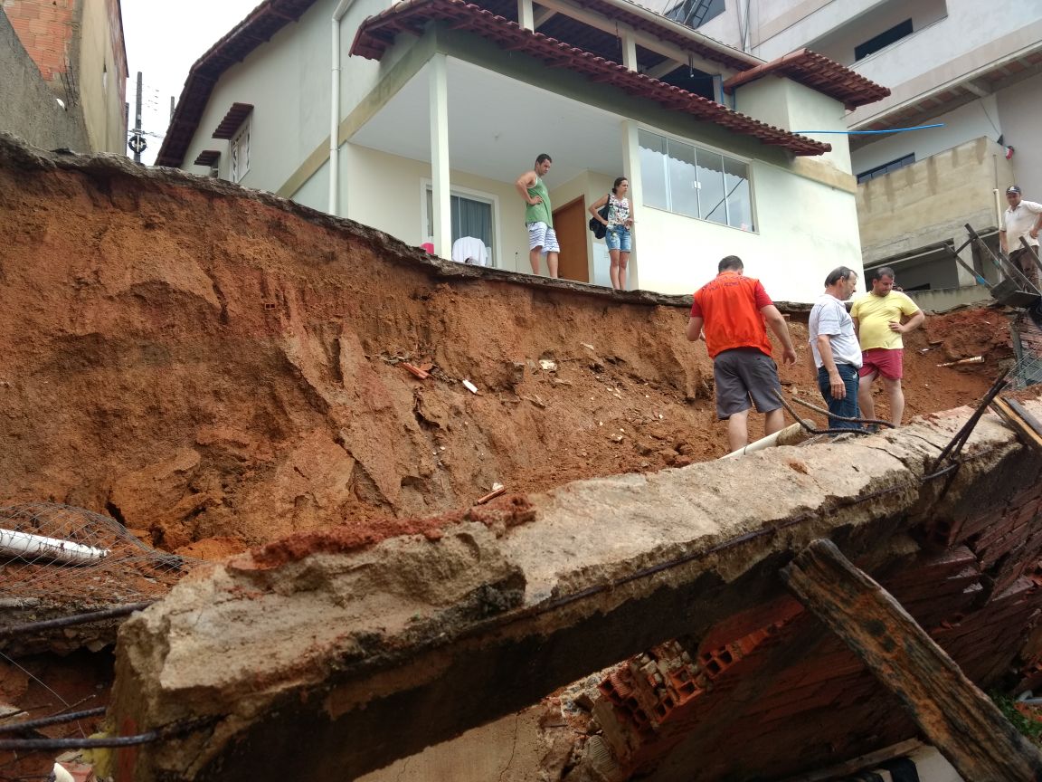 Moradores da residência onde caiu o muro,foram orientados a sair de casa.