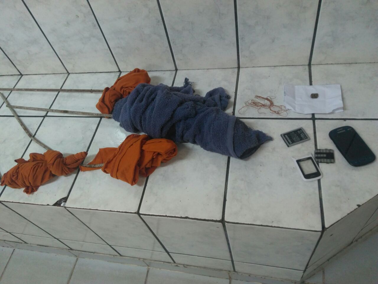 Objetos apreendidos pela polícia durante a rebelião. Foto/ Kananda Natielly