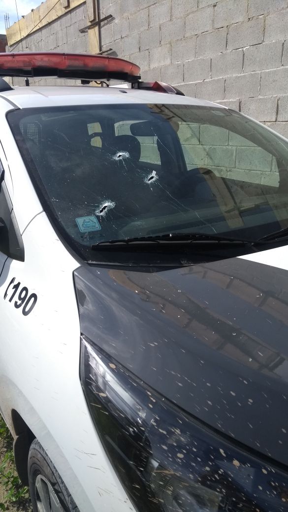 Viatura atingida por tiros durante briga de gangues. Foto/ Whatsap