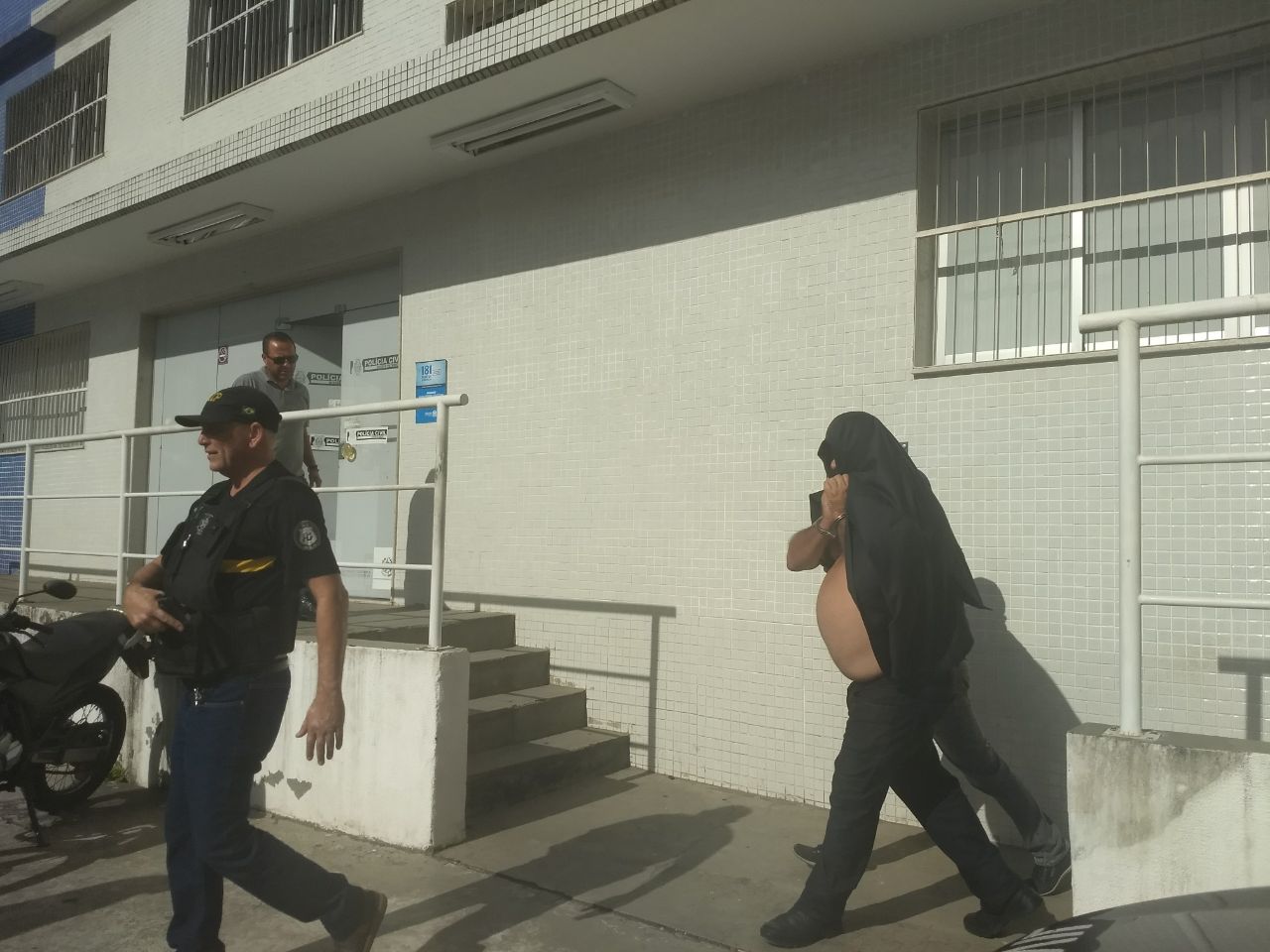 O suspeito teria obrigado a vítima a sacar R$ 4 mil reais. Foto/ Taís de Hollanda