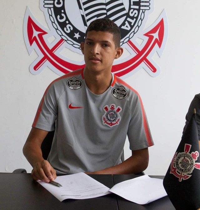 Matheus Matias assinar contrato com o Corinthians (Foto: Daniel Augusto Jr/Ag. Corinthians)