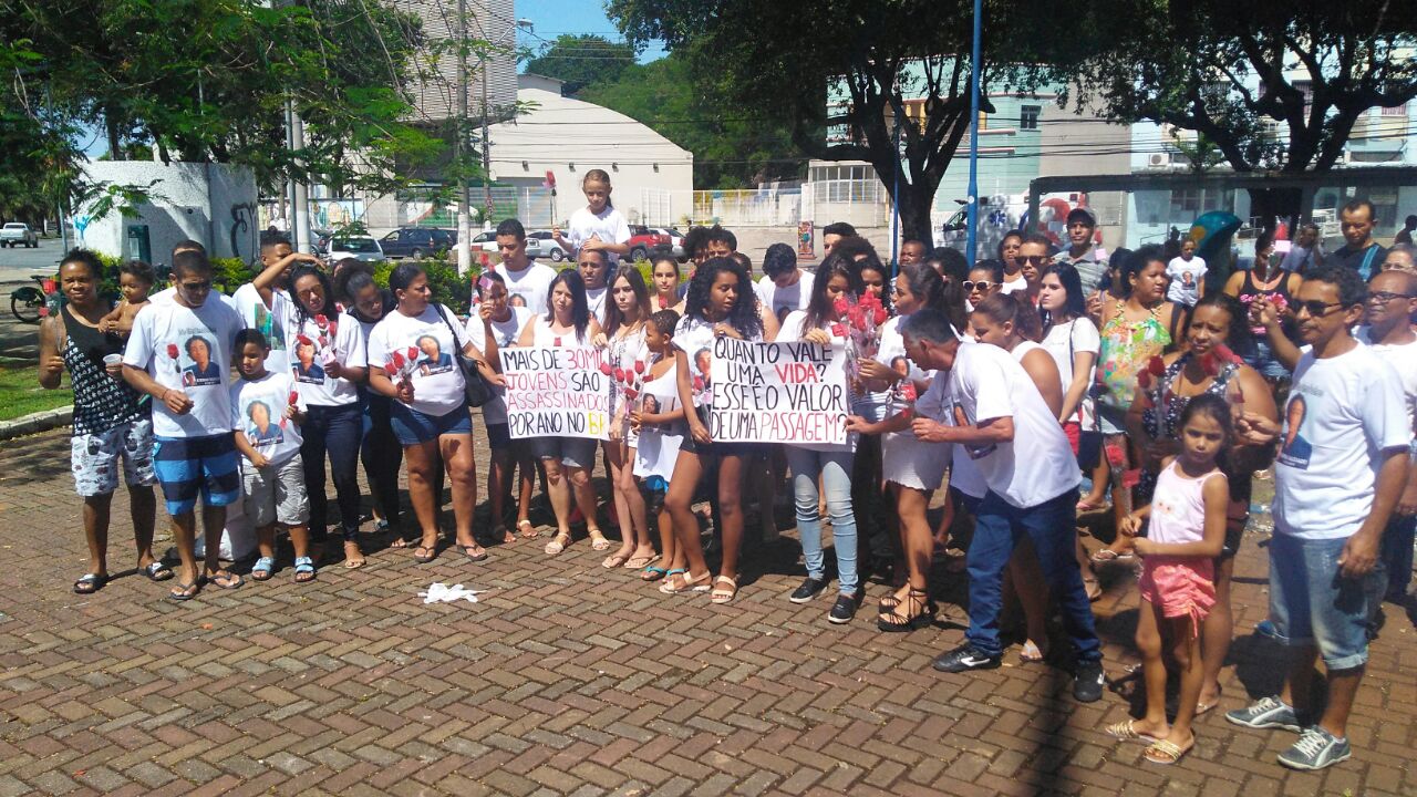 Familiares e amigos em ato de protesto em Jucutuquara, Vitória. Foto/ Taís de Hollanda.