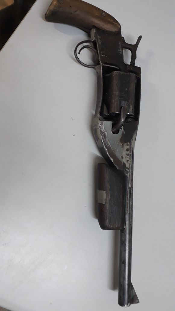 Imagem da arma apreendida. Foto/ Taís de Hollanda.