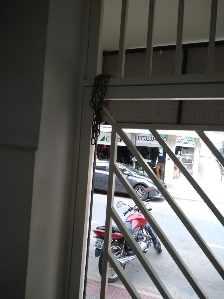 Correntes utilizadas na porta da SRE para impedir a saída de funcionários.Foto/ Whatsap.