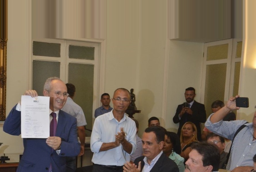 O governador assinou a Ordem de Serviço para o início das obras de elevação do Dique do Rio Jucu e para a elaboração do projeto de adequações na Rodovia Darly Santos.Foto/ Divulgação