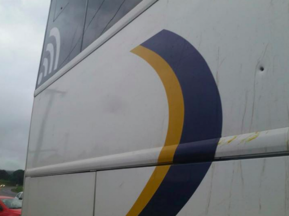 Marca de tiro na lataria de um dos ônibus. Foto: Divulgação/PT