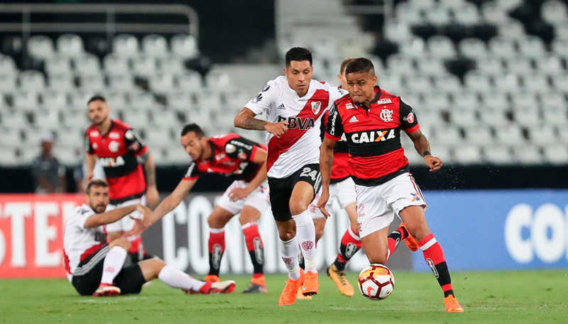 Éverton Ribeiro na disputa de bola durante o jogo sem torcida na estreia do Flamengo. Foto: Gilvan de Souza/Flamengo