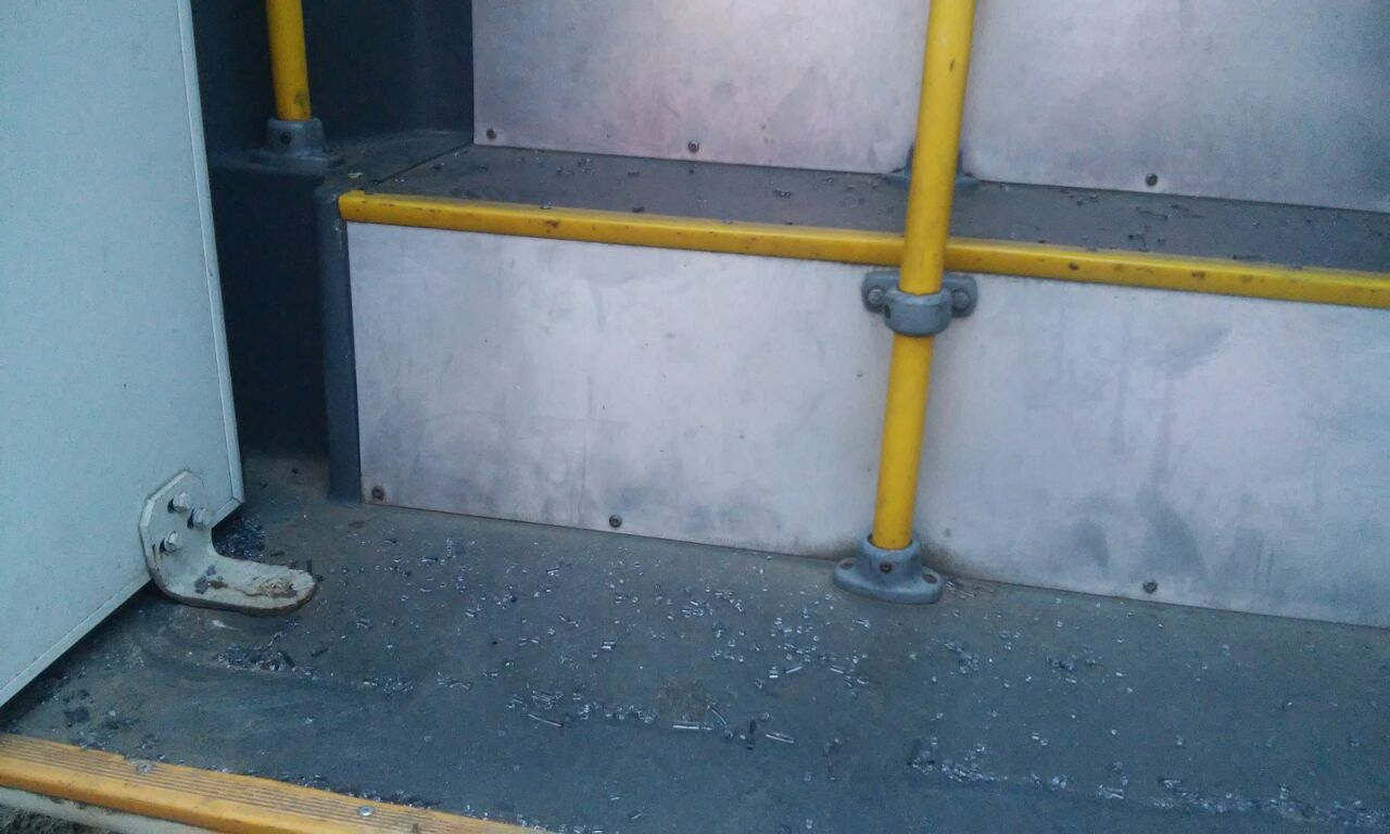 Imagem do vidro quebrado por homem que surtou dentro da linha 504. Foto/ Leone Oliveira