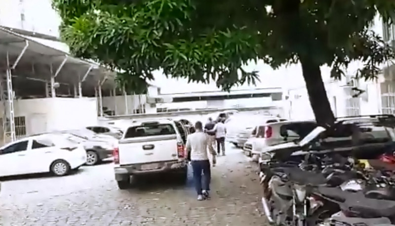 Rubens chegou à delegacia em uma caminhonete S10, acompanhado do advogado. Foto: Reprodução