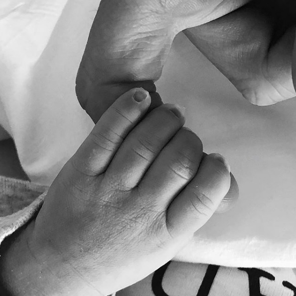 O jogador compartilhou uma foto da mãozinha do menino. Foto: Reprodução/Instagram