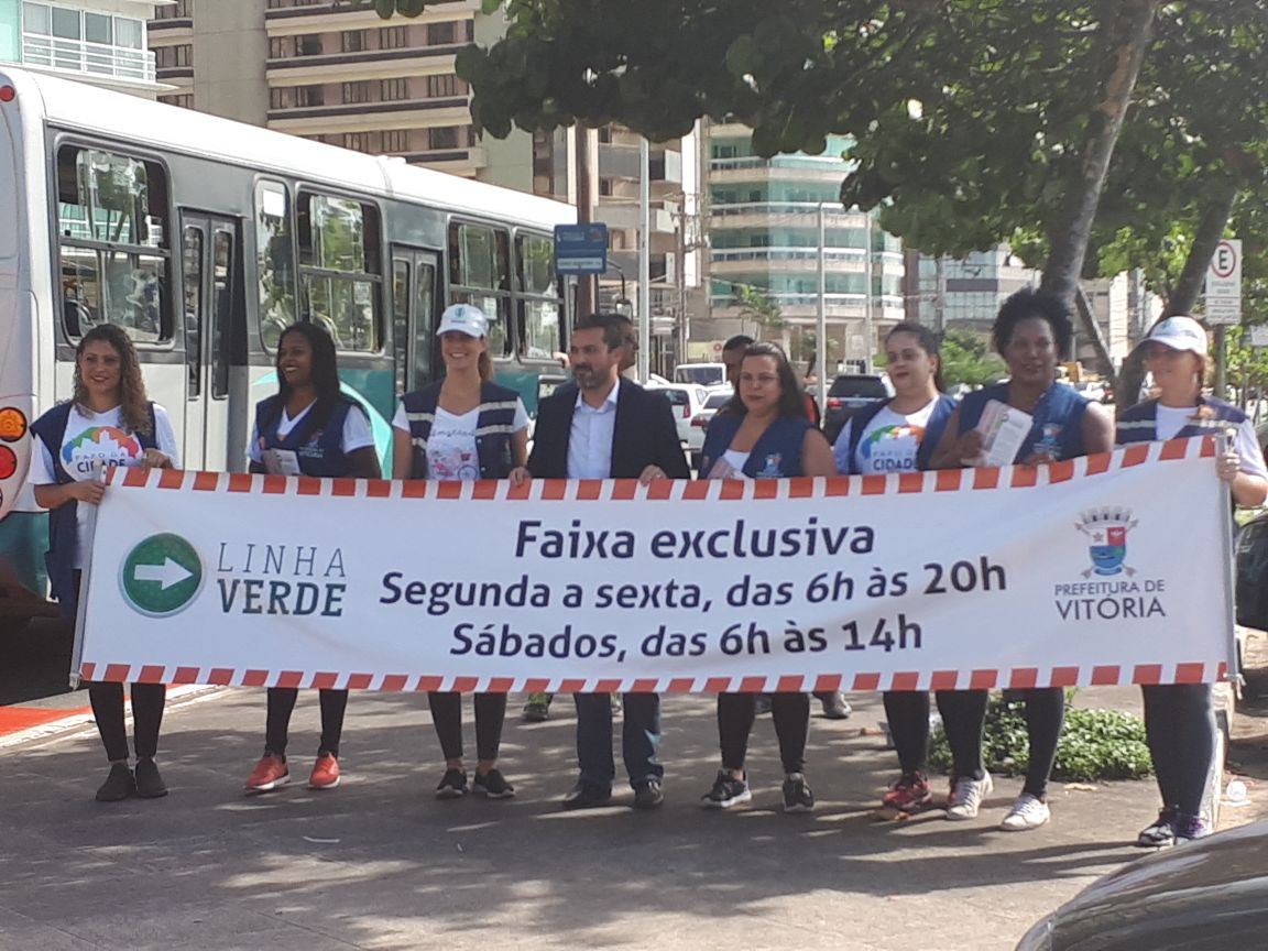 Técnicos da Setran fazem trabalho informativo na avenida, exibindo faixa e distribuindo panfletos. Foto: Thaís Cardoso