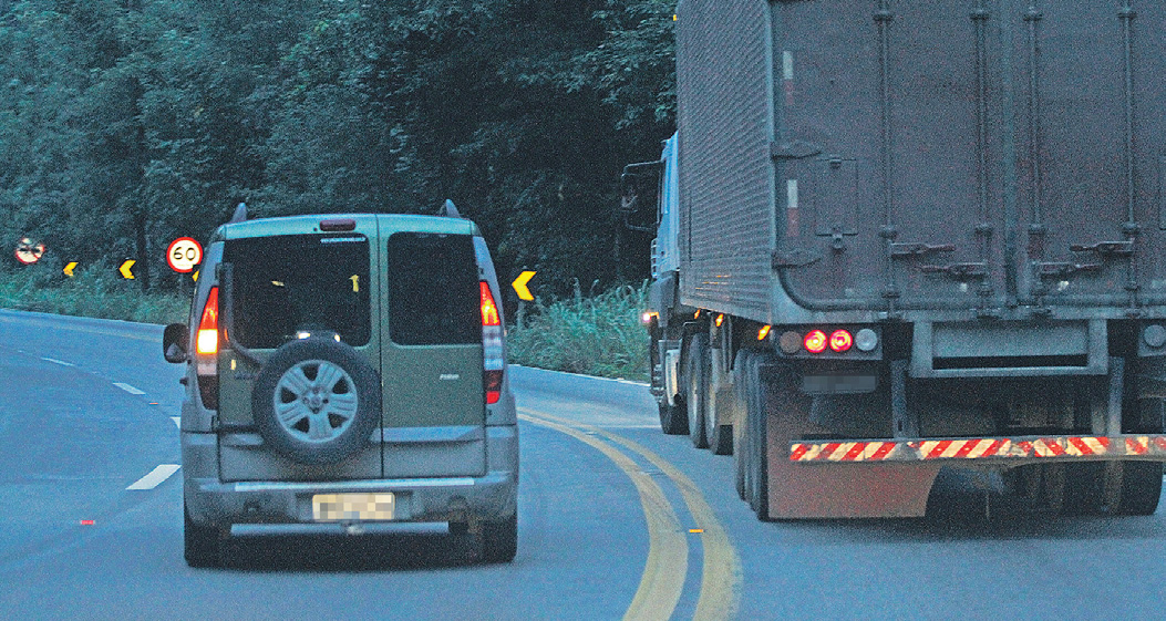 Motorista comete infração ao ultrapassar caminhão na faixa contínua. Foto: Fábio Nunes