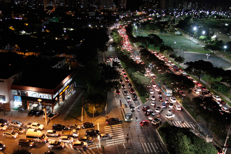 Trânsito congestionado na região da Praia do Canto, próximo à Praça dos Namorados. Foto: Beto Moraes/AT
