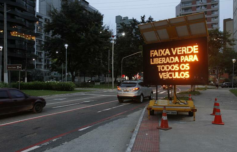 Imagem do trânsito às 18h10 desta quinta-feira(22) na região da Praça dos Namorados,na Praia do Canto. Foto: Rodrigo Gavini