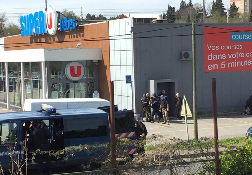 Policiais se agrupam em entrada do supermercado. Foto: Reprodução